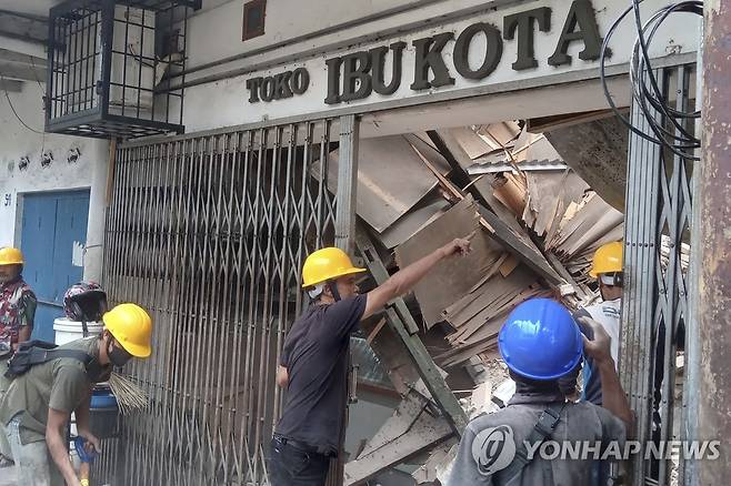 인니 서자바 규모 5.6 지진 (치안주르 AP=연합뉴스) 인도네시아 서자바주 치안주르 지역에서 규모 5.6 지진이 발생하면서 건물이 무너지는 등의 사고가 이어지면서 수십명이 사망했다. 2022.11.21 photo@yna.co.kr