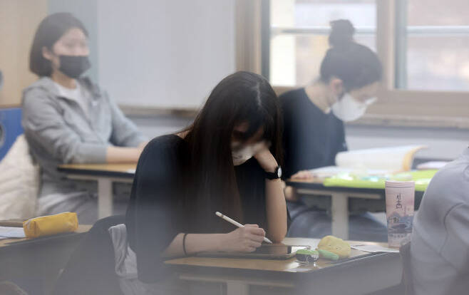 2023학년도 대학수학능력시험일인 17일 오전 서울 영등포구 여의도여자고등학교에서 수험생이 시험 시작을 기다리고 있다.(사진=뉴시스)