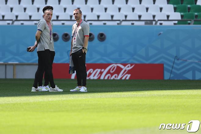 파울루 밴투 대한민국 축구대표팀 감독과 코치진이 21일 오전(현지시간) 카타르 알라이얀의 에듀케이션 시티 스타디움을 찾아 경기장을 살피고 있다. 에듀케이션 시티 스타디움은 대한민국 축구대표팀이 이번 카타르 월드컵에서 조별 예선 3경기를 모두 치르는 경기장이다. 2022.11.21/뉴스1 ⓒ News1 이광호 기자