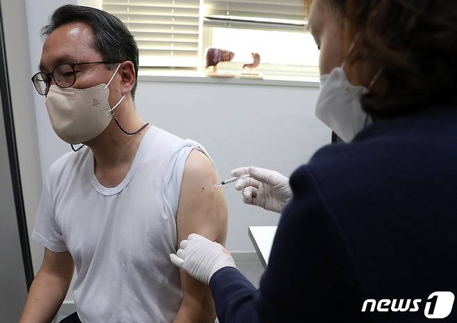 박민수 보건복지부 제2차관이 21일 오전 서울 용산구 김내과의원에서 신종 코로나바이러스 감염증(코로나19) 오미크론 BA.4/5 변이 기반 화이자 2차 개량백신(2가백신) 접종을 받고 있다. 2022.11.21/뉴스1 ⓒ News1 김진환 기자