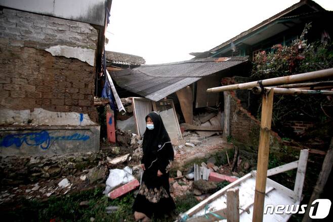 21일(현지시간) 규모 5.6의 지진이 강타한 인도네시아 치안주르에서 폭삭 무너진 주택이 보이고 있다. ⓒ AFP=뉴스1 ⓒ News1 우동명 기자