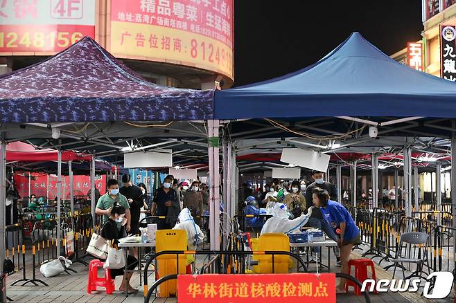 9일 중국 광둥성 광저우의 임시 진료소에서 주민들이 코로나19 검사를 받기 위해 줄을 서고 있다. 2022.11.10/뉴스1 ⓒ 로이터=뉴스1 ⓒ News1 김민수 기자