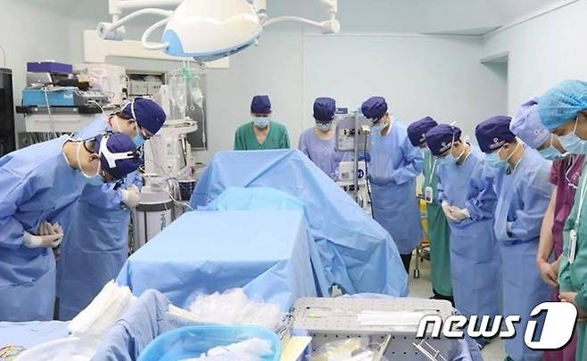장기를 기증한 니카에게 예를 표하고 있는 의료진들 - 웨이보 갈무리 .