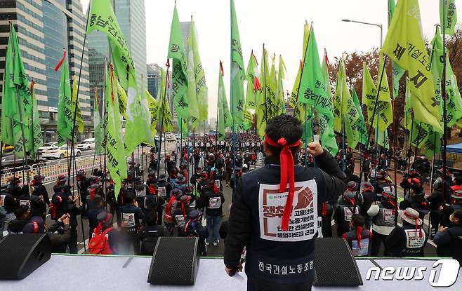 민주노총 전국건설노동조합 조합원들이 21일 오후 서울 영등포구 여의도공원 앞 여의대로에서 국회에 건설안전특별법 제정을 촉구하고, 정부에 건설노동자 개혁입법 쟁취를 요구하는 결의대회에서 구호를 외치고 있다. 2022.11.22/뉴스1 ⓒ News1 김진환 기자