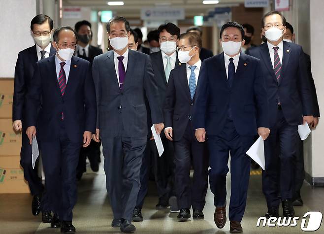 한덕수 국무총리와 관계 부처 장관들이 22일 오후 서울 종로구 정부서울청사에서 화물연대 집단운송거부 관련 브리핑을 하기 위해 이동하고 있다. 2022.11.22/뉴스1 ⓒ News1 김명섭 기자