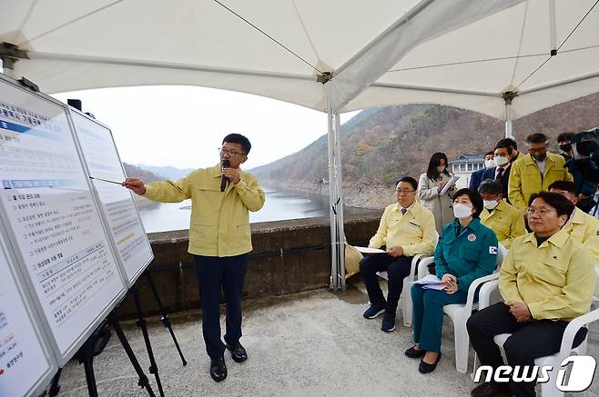 이점상 광주시 상수도사업본부장이 22일 오후 광주시민의 주 식수원인 전남 화순군 동복댐에서 한화진 환경부장관과 강기정 광주시장, 구복규 화순시장에게 동복댐 운영과 광주시 가뭄 현황을 보고 하고 있다. 2022.11.22/뉴스1 ⓒ News1 이승현 기자