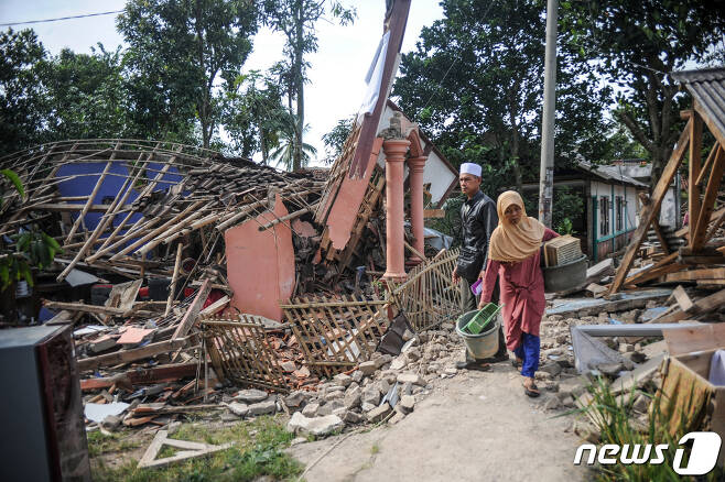 21일(현지시간) 인도네시아 서자바주 치안주르에서 발생한 규모 5.6의 지진으로 붕괴한 집에서 주민들이 소지품을 챙겨 나오고 있다. 현지 언론에 의하면 이번 지진으로 160여 명이 사망했다. ⓒ 로이터=뉴스1 ⓒ News1 임세원 기자