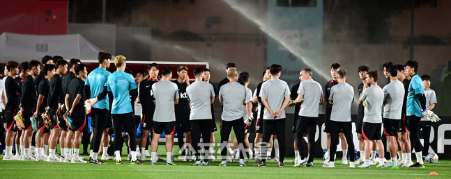 2022 카타르 월드컵대표팀 벤투 감독이 15일 카타르 도하 알 에글라 트레이닝센터에서 훈련 전 선수들과 미팅을 하고 있다. 2022. 11. 15.도하(카타르) | 최승섭기자 thunder@sportsseoul.com