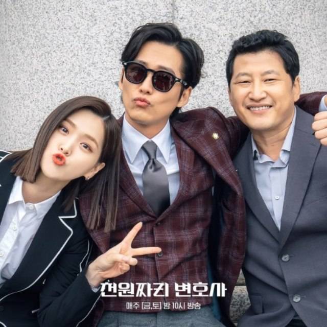 '천원짜리 변호사'에 출연한 배우 김지은 남궁민 박진우(사진 왼쪽부터). 극 중 천지훈 법률사무소에서 근무하는 3인방은 매회 의뢰인의 사건을 흥미진진하게 풀어가며 시청자들에게 재미를 선사했다. /SBS 제공