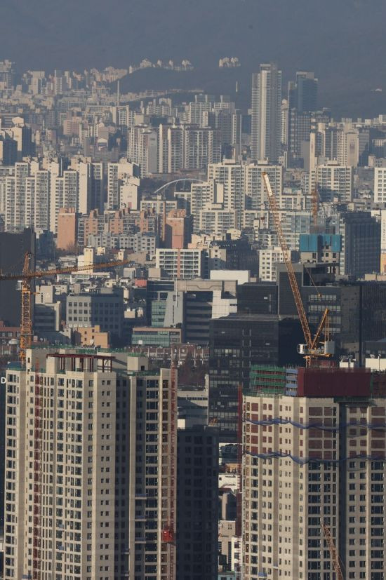 서울 강남구 삼성동 아셈타워에서 바라본 시내 아파트 모습 [이미지출처=연합뉴스]