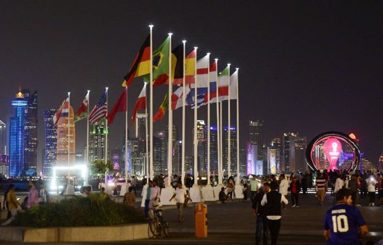 2022 카타르 월드컵 개막을 앞둔 17일(현지시간) 카타르 도하 해변의 카운트다운 시계 조형물로 많은 시민들의 발걸음이 이어지고 있다. 사진=연합뉴스