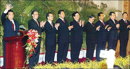 2002년 11월 15일 중국 베이징 인민대회당에서 중국공산당 총서기로 선출된 후진타오(왼쪽)가 새로 선임된 정치국 상무위원들과 함께 내외신 기자들 앞에 나서서 인사하며 손을 흔들고 있다.후 총서기와 함께 중국 최고 권력기관인 당 중앙위원회 정치국 상무위원에 선출된 나머지 8명은 후 총서기 다음으로 왼쪽부터 우방궈,원자바오,자칭린,쩡칭훙,황쥐,우관정,리창춘,뤄간 등이다. 이 가운데 후진타오를 포함한 4명이 칭화대를 졸업했다./조선일보DB
