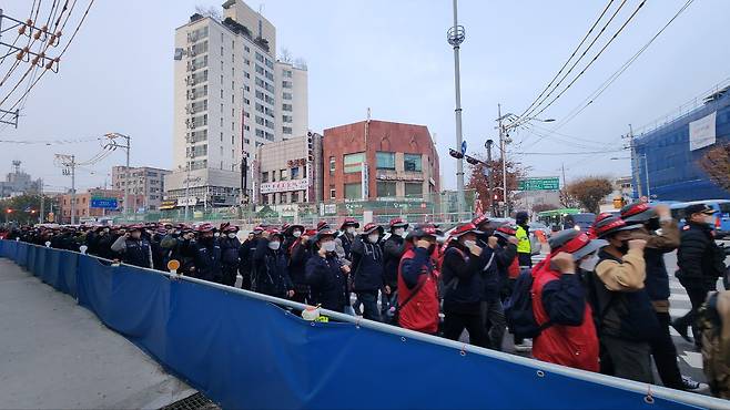 서울 영등포구 신길동 청년주택 신축공사 현장 앞에서 민주노총 건설노조 조합원들이 도보 행진을 벌이고 있다. /신지인 기자