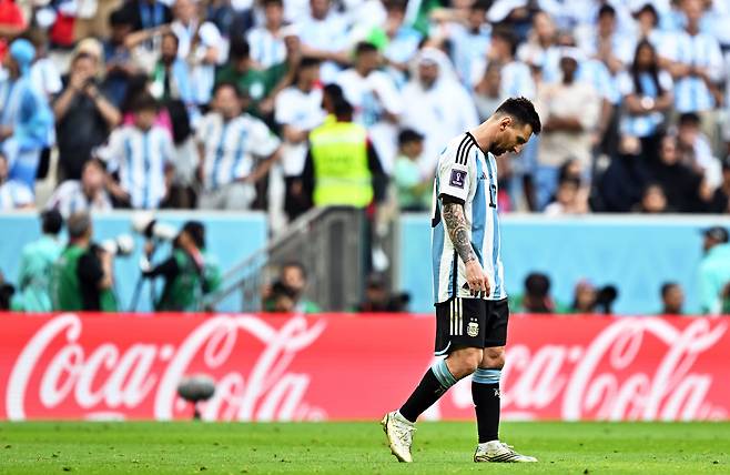아르헨티나의 리오넬 메시가 22일 사우디 아라비아와 벌인 카타르 월드컵 C조 1차전 도중 경기가 풀리지 않자 고개를 숙이고 있다. 아르헨티나는 사우디에 1대2 충격패를 당했다. /EPA 연합뉴스