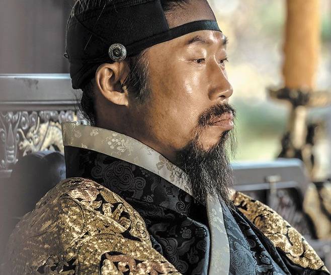 유해진은‘올빼미’의 인조 역을 통해서 영화 인생 25년 만에 처음으로 국왕 역을 맡았다. /NEW