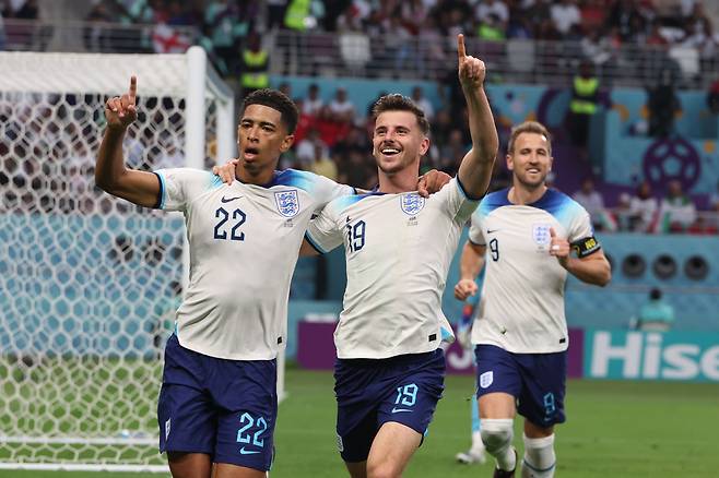 21일 오후(현지시간) 카타르 도하의 칼리파 인터내셔널 스타디움에서 열린 2022 카타르 월드컵 조별리그 B조 1차전 잉글랜드 대 이란 경기.      선제골을 넣은 잉글랜드의 주드 벨링엄이 메이슨 마운트와 환호하고 있다. 뒤쪽은 해리 케인. 2022.11.21/연합뉴스