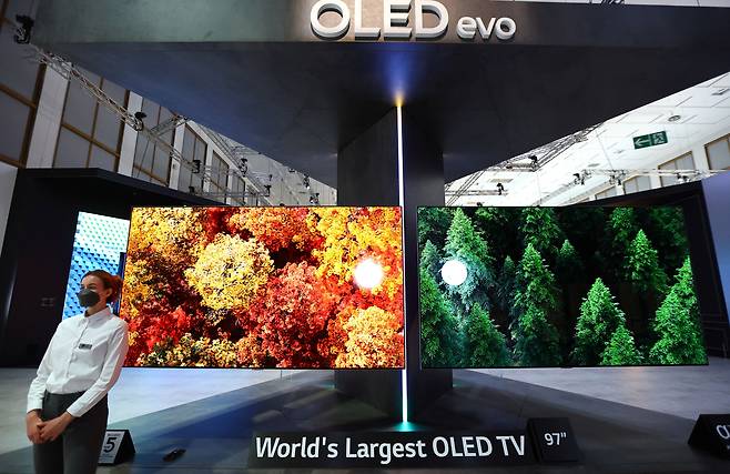 LG전자의 97인치 초대형 OLED TV. /로이터 연합뉴스