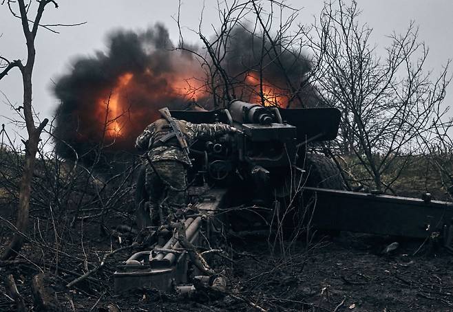 20일(현지시각) 우크라이나 동부 도네츠크주 바흐무트에서 우크라이나 군인이 러시아군을 향해 포를 발사하고 있다. /AP·연합뉴스