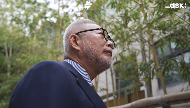 여용기 재단사(70)가 서울 논현동 소재 카페에서 인터뷰 전에 포즈를 취하고 있다. ⓒ 나라가[naraga] 유튜브 캡쳐