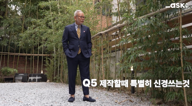 여용기 재단사(70)가 서울 논현동 소재 카페에서 인터뷰 전에 포즈를 취하고 있다. ⓒ 나라가[naraga] 유튜브 캡쳐