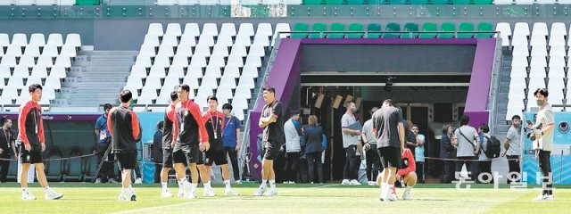 한국 축구대표팀 선수들이 21일 카타르 알라이얀의 에듀케이션시티 스타디움을 찾아 그라운드 잔디 상태 
등을 직접 확인했다. 그동안은 경기를 치르는 곳에서 하루 전에 훈련할 수 있었지만 이번 카타르 월드컵에선 금지됐다. 잔디 보호를 
위해 경기에 앞서 한 번 둘러볼 수만 있게 했다. 한국은 이곳에서 조별리그 3경기를 모두 치른다. 알라이얀=송은석 기자 
silverstone@donga.com