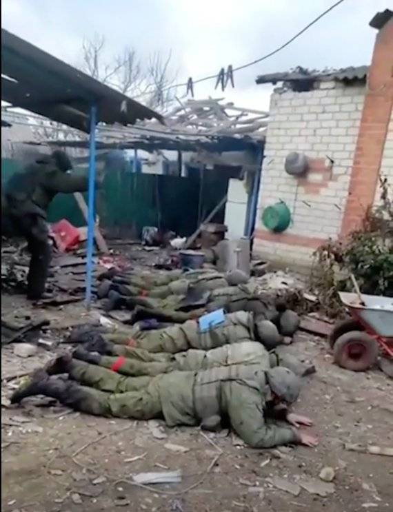 투항한 러시아군 포로를 향해 총격을 가한 우크라이나 군의 전쟁범죄 의심 정황이 담긴 동영상이 확산하면서 유엔이 조사에 착수했다고 미 뉴욕타임스(NYT)가 20일(현지시간) 보도했다. NYT 동영상 캡쳐, 뉴시스