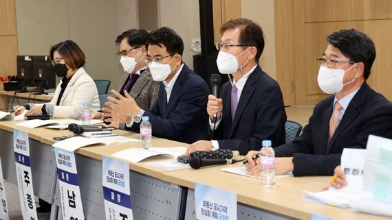 국토교통부 주최 부동산 공시가격 현실화 계획 공청회가 22일 오후 서울 서초구 한국부동산원 서울강남지사에서 열려 조주현 건국대학교 부동산학과 명예교수를 좌장으로 참가자들이 토론하고 있다. 사진=서동일 기자