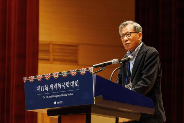 유홍준 한국학중앙연구원 이사장이 지난 10월 경기 성남시 한국학중앙연구원에서 열린 '제11회 세계한국학대회'에서 기조연설을 하고 있다. 연합뉴스