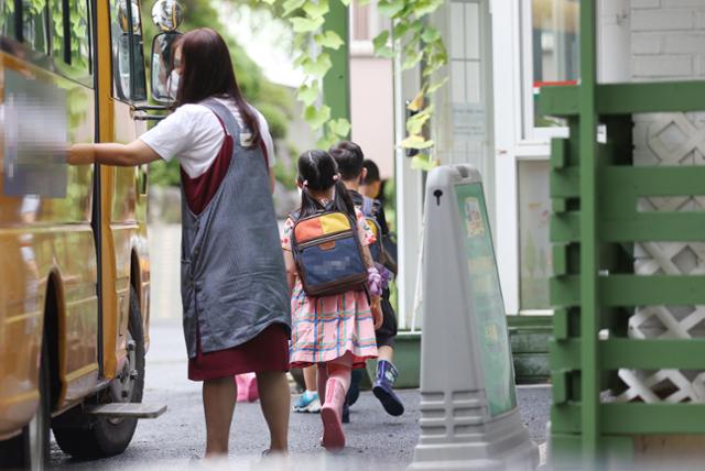 지난 8월 1일 서울 시내의 한 유치원에 어린이들이 등원하는 모습. 연합뉴스