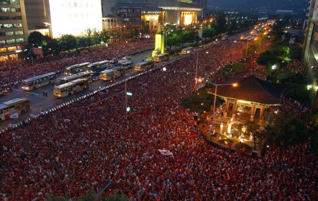 지난 2002년 한일월드컵 당시 서울 광화문 일대에서 열린 거리응원 모습. 한국일보 자료사진