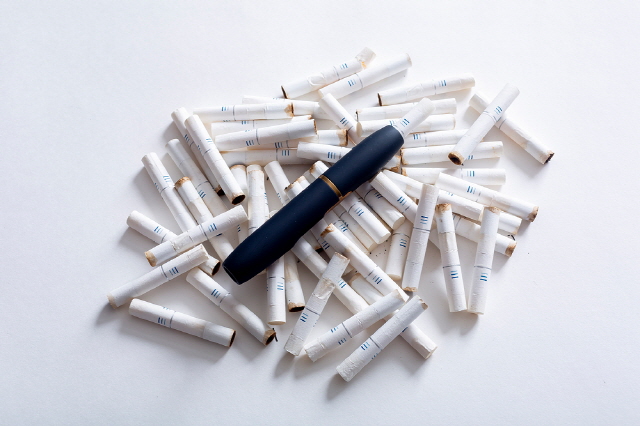 니코틴 껌이나 사탕, 패치 등의 니코틴 보조제는 금연 성공률을 높인다./사진=클립아트코리아