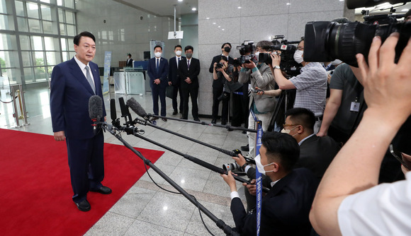 윤석열 대통령이 지난 6월 24일 서울 용산 대통령실 청사로 출근하며 취재진 질문에 답하고 있다. [사진=뉴시스]