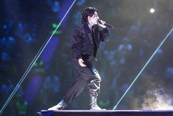 카타르 알코르 알바이트 스타디움에서 20일(현지시간) 열린 카타르월드컵 개막식에 앞서 BTS 정국이 대회 주제가 드리머스(Dreamers)를 부르며 춤을 추고 있다. 김현동 기자