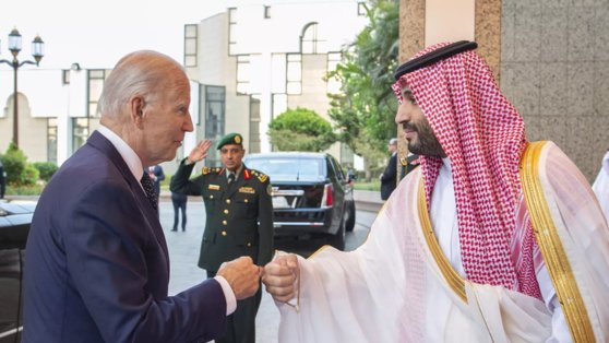 조 바이든 미국 대통령이 2022년 7월15일(현지시간) 사우디아라비아 제다에 도착해 무함마드 빈 살만 왕세자와 주먹 인사를 하고 있다. [AP/SPA=연합뉴스]