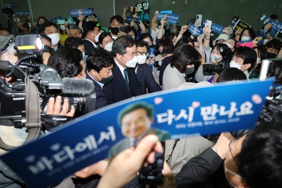 지난 6월 7일 더불어민주당 이낙연 전 대표가 인천국제공항 2터미널에서 미국으로 출국 전 지지자들과 인사하고 있다. 연합뉴스