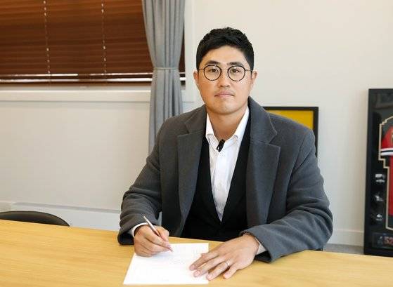 한화와의 FA 계약서에 사인하고 있는 채은성. 사진 한화 이글스