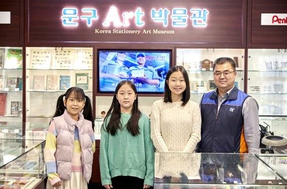 소중 학생기자단이 문구아트박물관을 찾아 알파 허동회(맨 오른쪽) 상무에게 문구란 무엇인지 정의부터 변천사·발전 가능성까지 전해들었다.