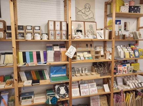 오브젝트에는 각종 문구류부터 의류·책·액세서리·생활소품·인테리어 소품·핸드메이드 제품까지 없는 게 없다. 현재의 문구점을 가장 잘 드러낸 장소라고 할 수 있다.