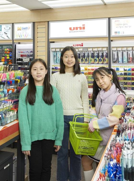 김예람 학생기자·김나호·신소이(왼쪽부터) 학생모델이 문구아트박물관을 찾아 문구의 역사와 현재를 알아보고 미래까지 점쳐봤다.