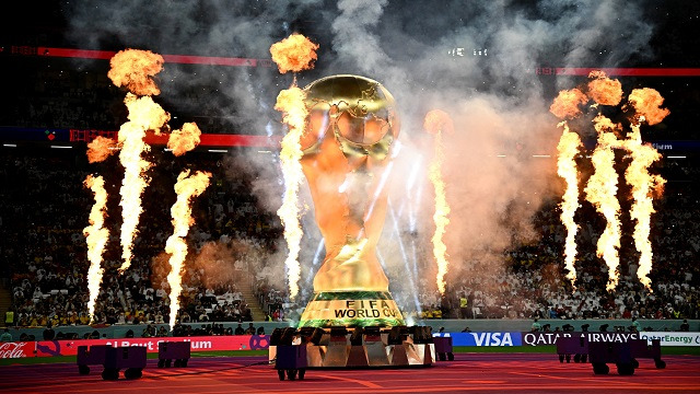 지난 20일(현지 시각) 카타르 알코르 알바이트 스타디움에서 열린 ‘2022 국제축구연맹(FIFA) 카타르 월드컵 개막식’에 등장한 대형 월드컵 트로피. (사진 출처=연합뉴스)