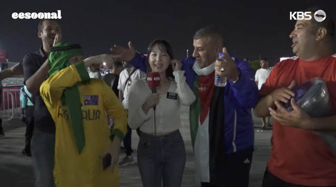 유튜버 정이수씨가 2022 카타르 월드컵 리포트 중 축구 팬들에게 둘러싸여 난처해하고 있다. 유튜브 채널 이수날 캡처