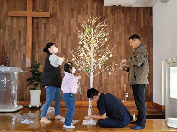 중심교회 The HUB 교역자 가족이 지난 14일 제주 서귀포 향림교회에서 성탄트리를 꾸미고 있다. 중심교회 제공