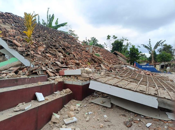 21일(현지시간) 인도네시아 서자바주 치안주르에서 발생한 규모 5.6의 지진으로 건물이 무너져내린 모습. 로이터연합뉴스