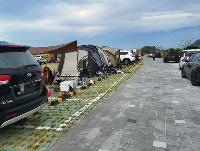 경남 창원시의 북면수변생태공원의 주차장 모습. '주차구역 내 텐트 설치 금지'라는 큰 현수막이 있었지만 이를 무시한 채 텐트를 친 캠핑족들 /사진=온라인 커뮤니티