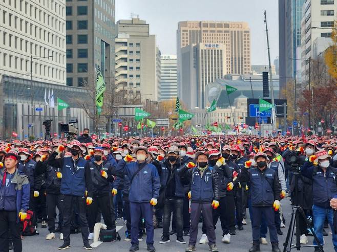 22일 오전 10시쯤 서울 중구 세종대로. 전국민주노동조합총연맹 전국건설노동조합원 1만8000여명(주최측 추산)이 건설안전특별법 제정을 위한 결의대회에 앞서 사전 집회를 열었다./사진=박상곤 기자