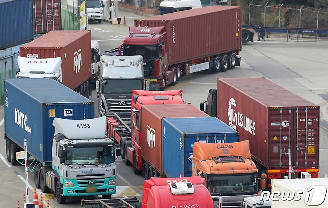 (의왕=뉴스1) 김영운 기자 = 민주노총 공공운수노조 화물연대본부의 무기한 총파업을 이틀 앞둔 22일 오전 오전 경기 의왕시 의왕ICD제2터미널에 화물차들이 운행을 하고 있다. 민주노총 공공운수노조 화물연대본부는 안전운임제 연장과 일몰제 폐지 등을 촉구하며 오는 24일부터 '전면 총파업'에 돌입하겠다고 예고했다. 2022.11.22/뉴스1  Copyright (C) 뉴스1. All rights reserved. 무단 전재 및 재배포 금지.