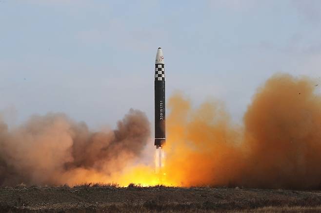 22일(이하 한국시각) 중국 관영매체 환구시보 영문판 글로벌타임스가 "한반도 긴장 고조의 원인은 미국의 북한에 대한 압박 때문"이라고 전했다. 사진은 북한이 지난 18일 발사한 신형 대륙간탄도미사일(ICBM) 화성포-17형. /사진=뉴스1(노동신문)