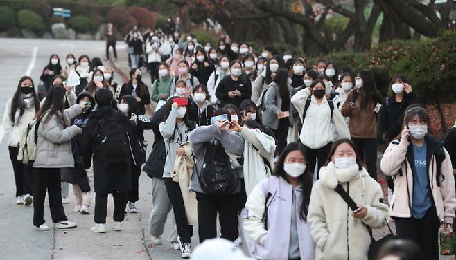 2023학년도 대학수학능력시험(수능) 이의신청 총 663건 중 영어영역에서 349건의 이의신청이 제기됐다. 사진은 지난 17일 경기 수원시 팔달구 영복여자고등학교에서 2023년도 수능 시험을 마친 수험생들. /사진=뉴스1