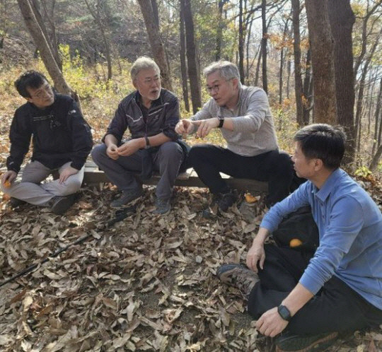 문재인 전 대통령이 지난 16일 경남 양산시 하북면 사저를 찾은 김의겸·최강욱 더불어민주당 의원 등과 영축산을 산행하다가 이야기를 나누고 있다. 김의겸 의원 페이스북 캡처