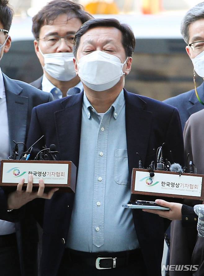 [서울=뉴시스] 권창회 기자 = 정진상 더불어민주당 대표실 정책조정실장이 18일 오후 서울 서초구 서울중앙지방법원에서 열린 구속 전 피의자 심문(영장실질심사)에 출석하며 취재진의 질문에 답하고 있다. 정 실장은 특정범죄 가중처벌 등에 관한 법률 위반(뇌물), 부정처사 후 수뢰, 부패방지법 위반, 증거인멸교사 혐의를 받고 있다. 2022.11.18. kch0523@newsis.com